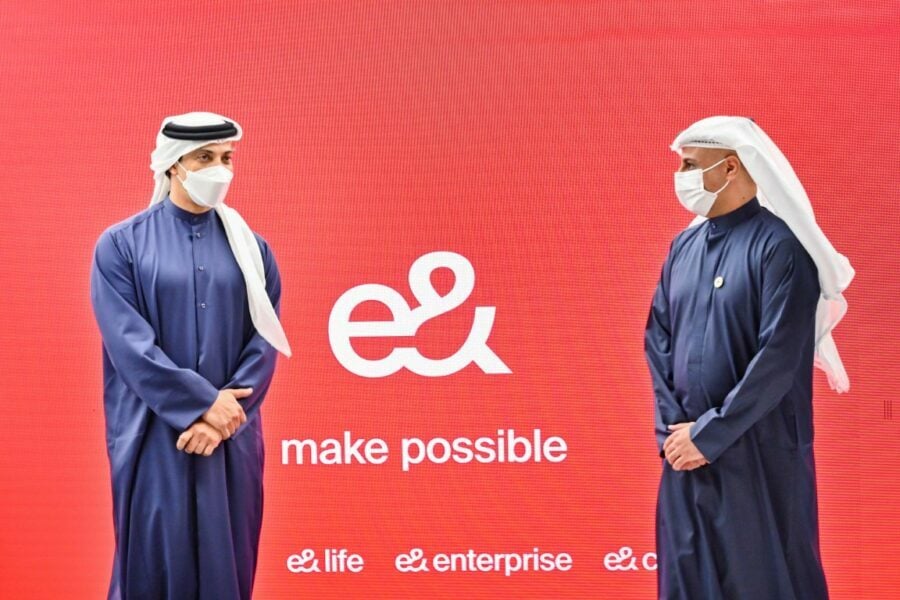 منصور بن زايد يطلق “e&” علامة تجارية جديدة لـ”اتصالات”