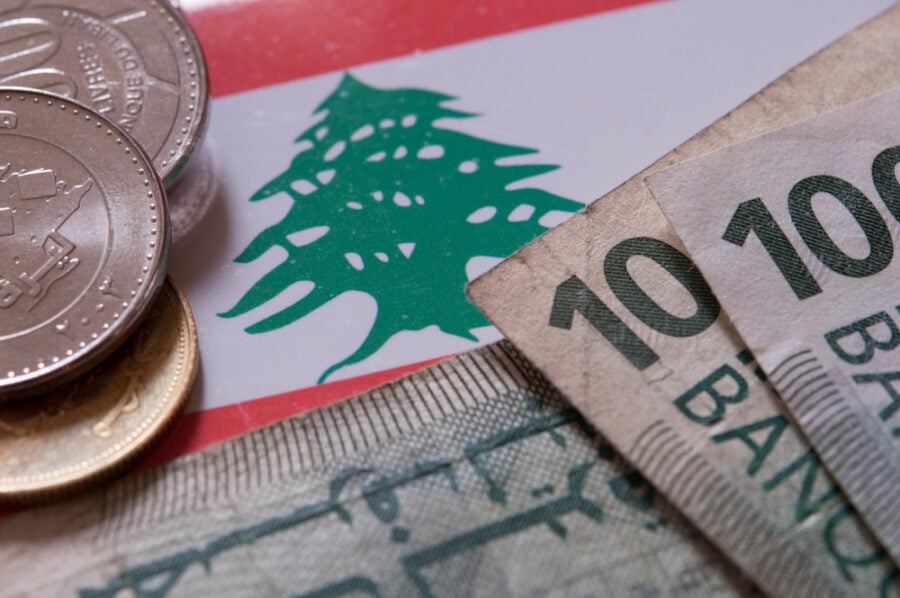 المصارف اللبنانية تواجه الأزمة بتقليص الفروع والموظفين