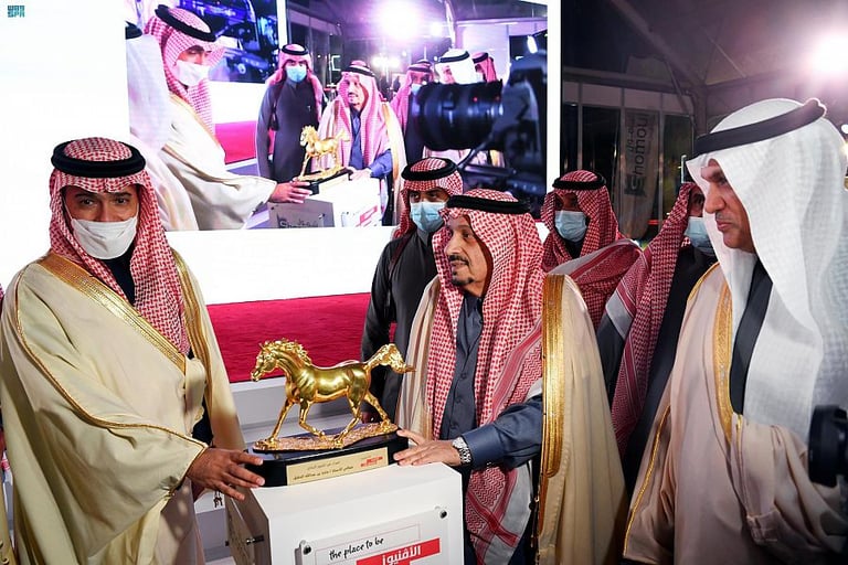 أمير الرياض يضع حجر الأساس لمشروع الأفنيوز