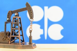 “OPEC +” sticks to its strategy and approves a slight increase in production