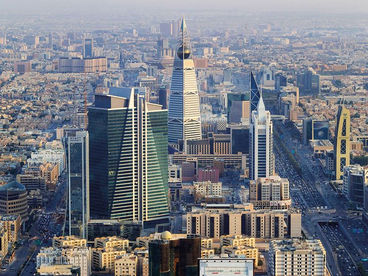 وزارة الموارد البشرية السعودية تسجل إيرادات بقيمة 34.7 مليار ريال في 2021