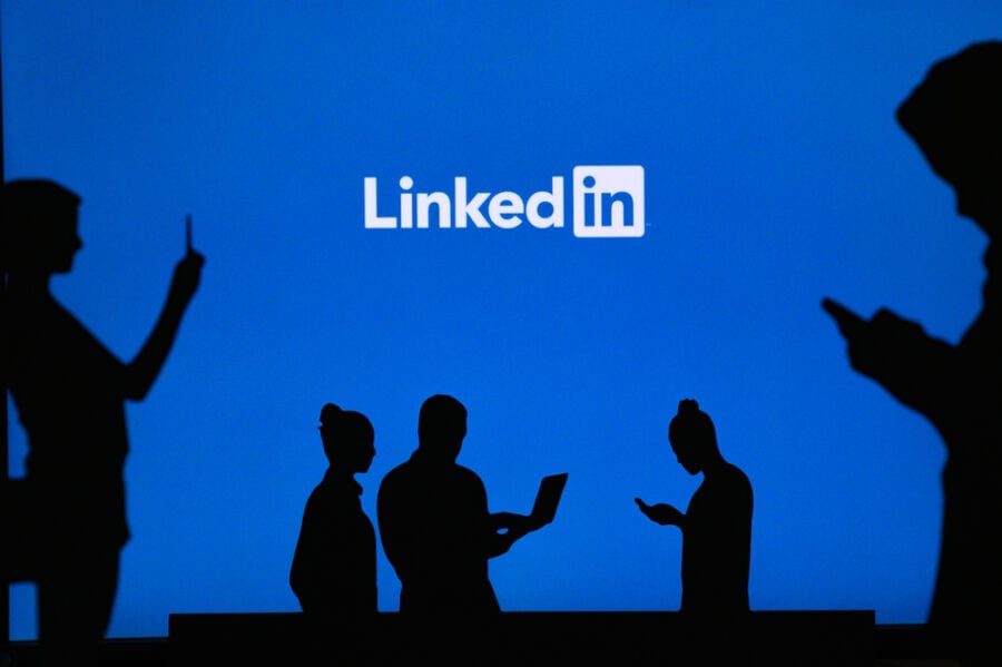 How UAE employees can verify their LinkedIn accounts?
