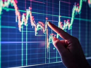 عمليات بيع موسعة تجتاح الأسواق العالمية وتكبدها خسائر قاسية