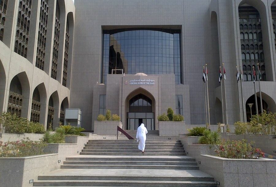 “المركزي” الإماراتي يفرض عقوبات مالية على 6 مصارف