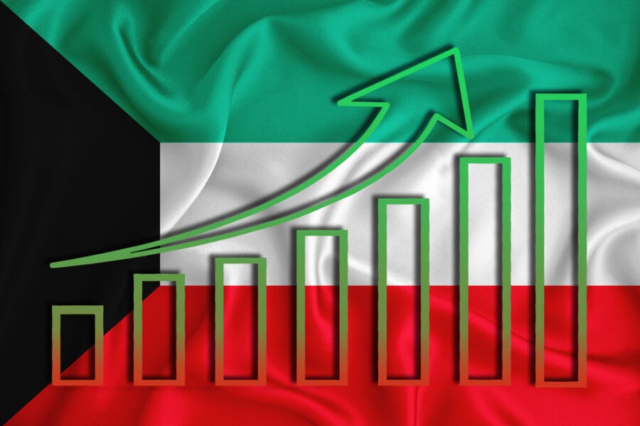 الكويت تتعافى بفضل النفط والسياسة تؤخر مشاريع حيوية