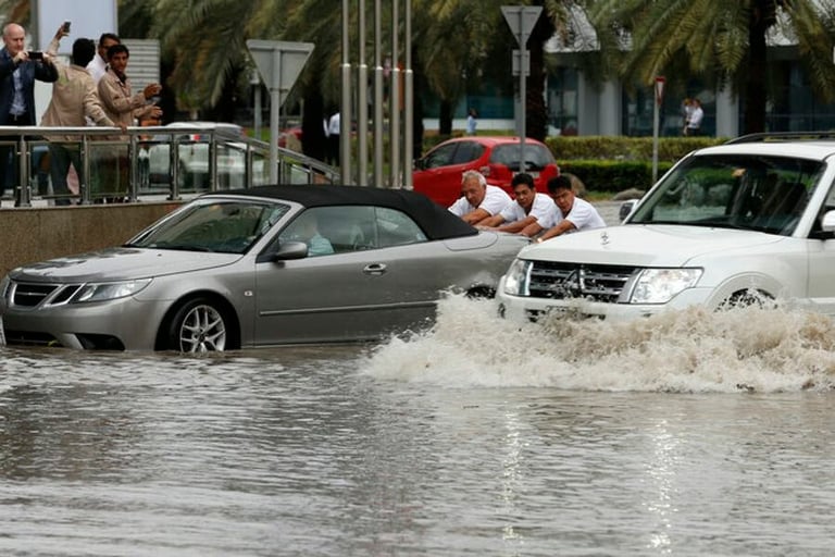 سيول الأمطار تجتاح مناطق عدة في الإمارات