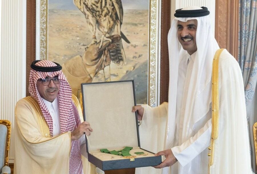 أمير قطر يتسلم قلادة السياحية العربية من الطبقة الممتازة
