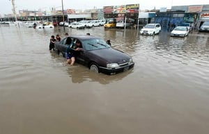 سيول غير مسبوقة تضرب عدد من بلدان الخليج العربي