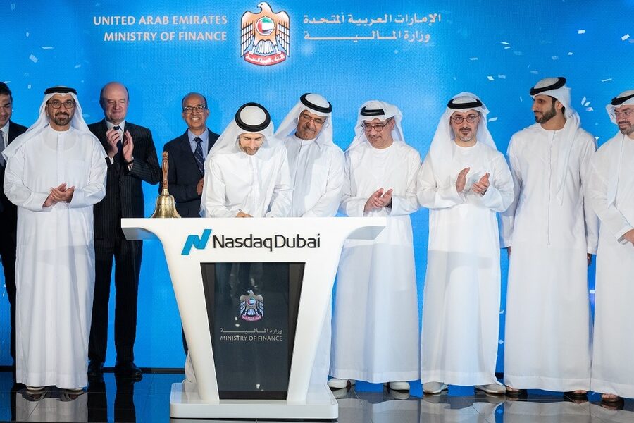 وزير المالية الإماراتي  يحتفل بإدراج سندات الخزينة الاتحادية لأجل 5 سنوات