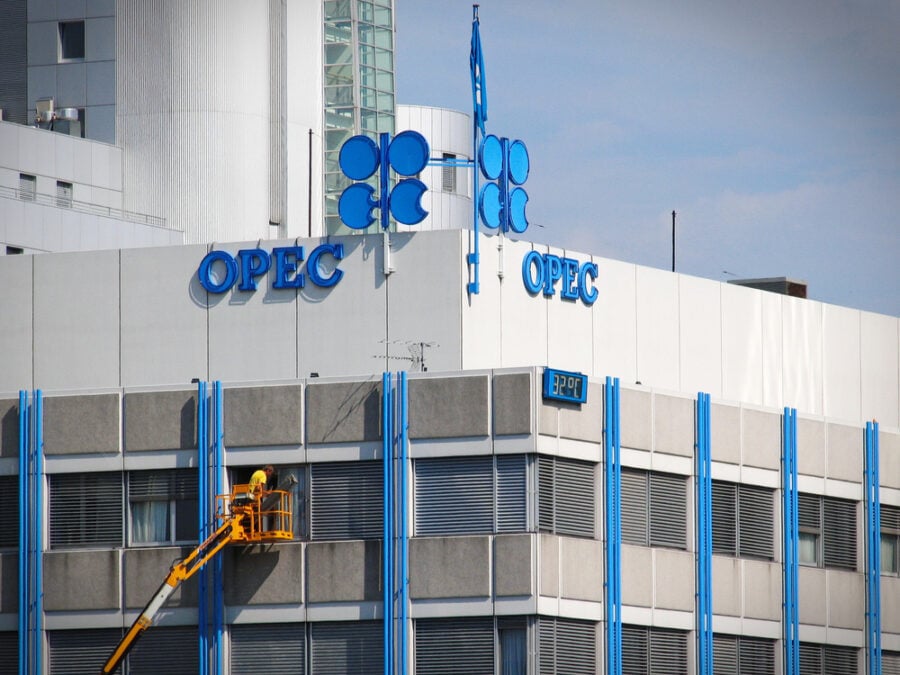 “OPEC +” decides to cut production by 100,000 barrels per day in October