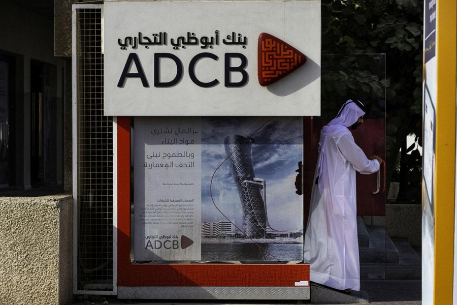 مصرف أبوظبي التجاري يخطط لبيع ديون رديئة قيمتها مليار دولار