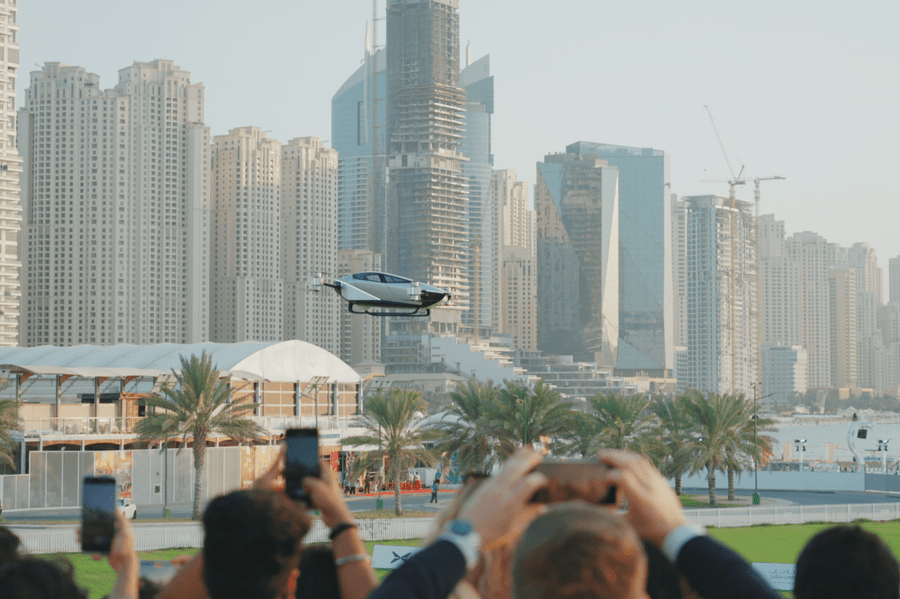 “أكس 2”.. سيارة طائرة تقوم بأول رحلة عامة في دبي