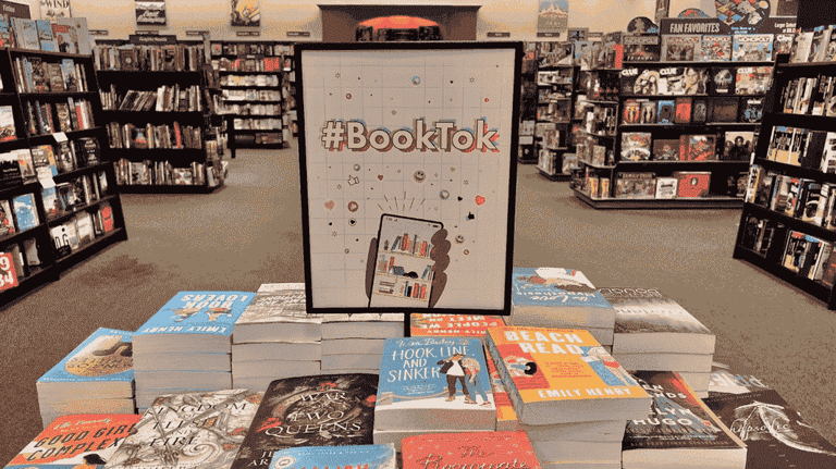 BookTok يعيد إحياء حبّ القراءة وعالم النشر عبر منصّة تيك توك
