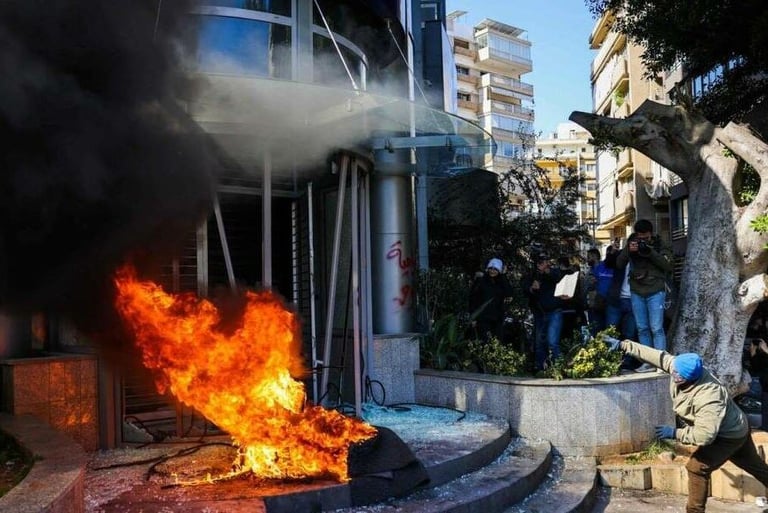 متظاهرون لبنانيون يُخرجون إحباطهم تجاه المصارف