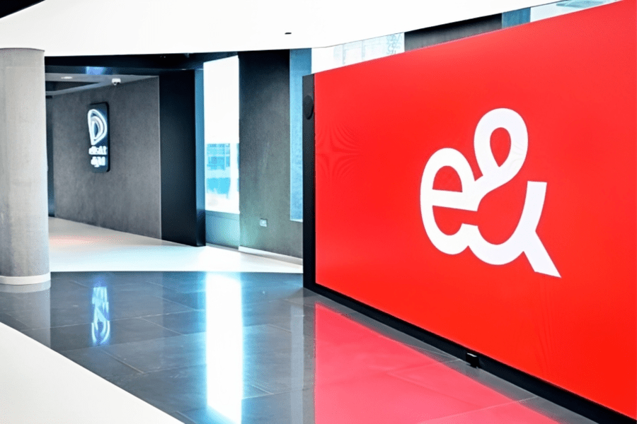 e& الإماراتية ترفع حصتها في فودافون إلى 3.79 مليار سهم