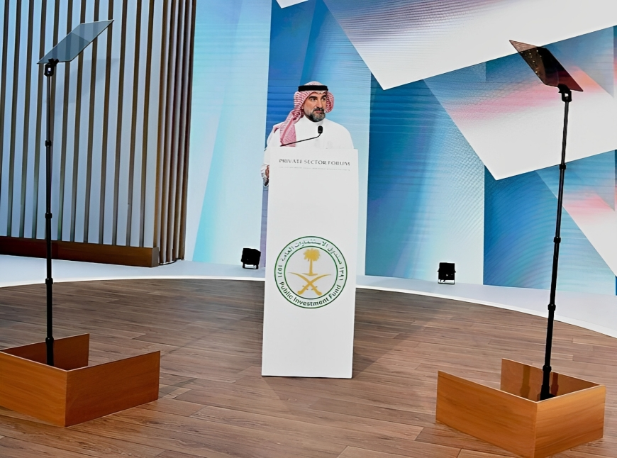 Saudi man speaking at a podium at the Private Sector Forum.