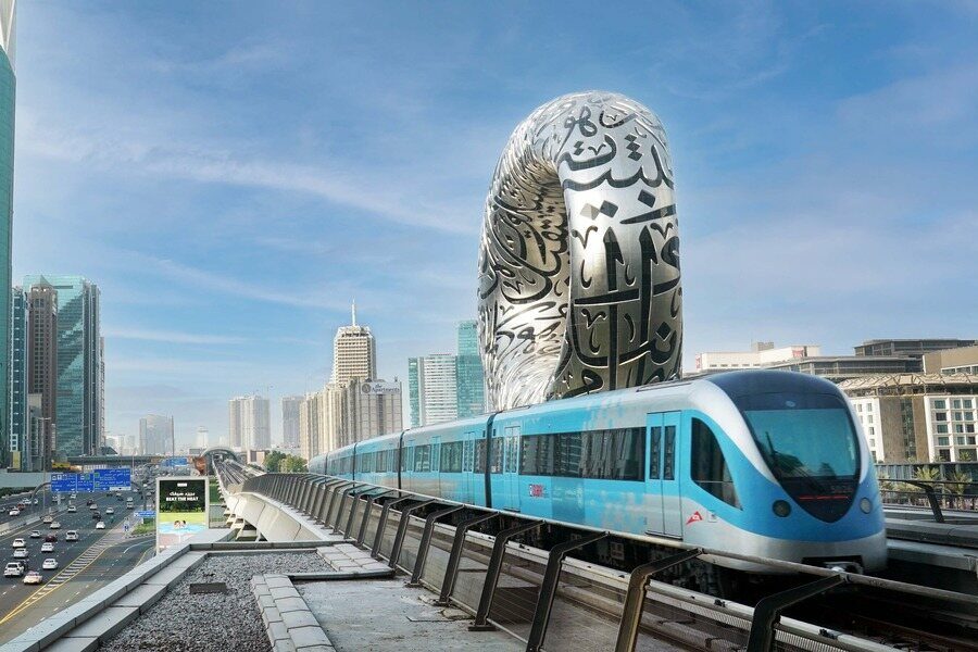 مترو دبي يحتفل بـ 2 مليار راكب منذ افتتاحه