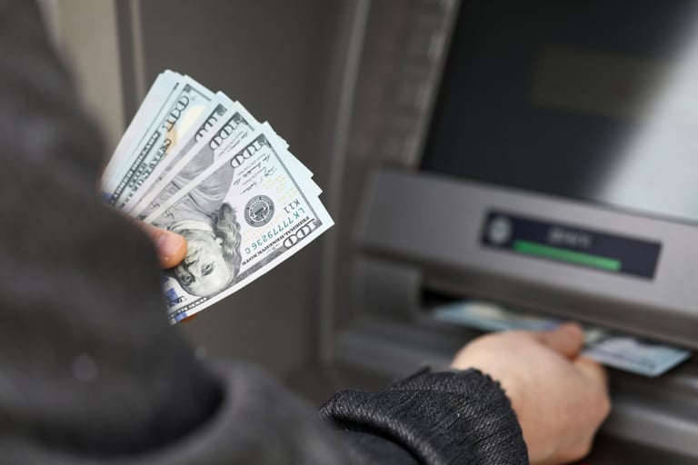 U.S. banks borrow over $100 bn amid increasing withdrawals