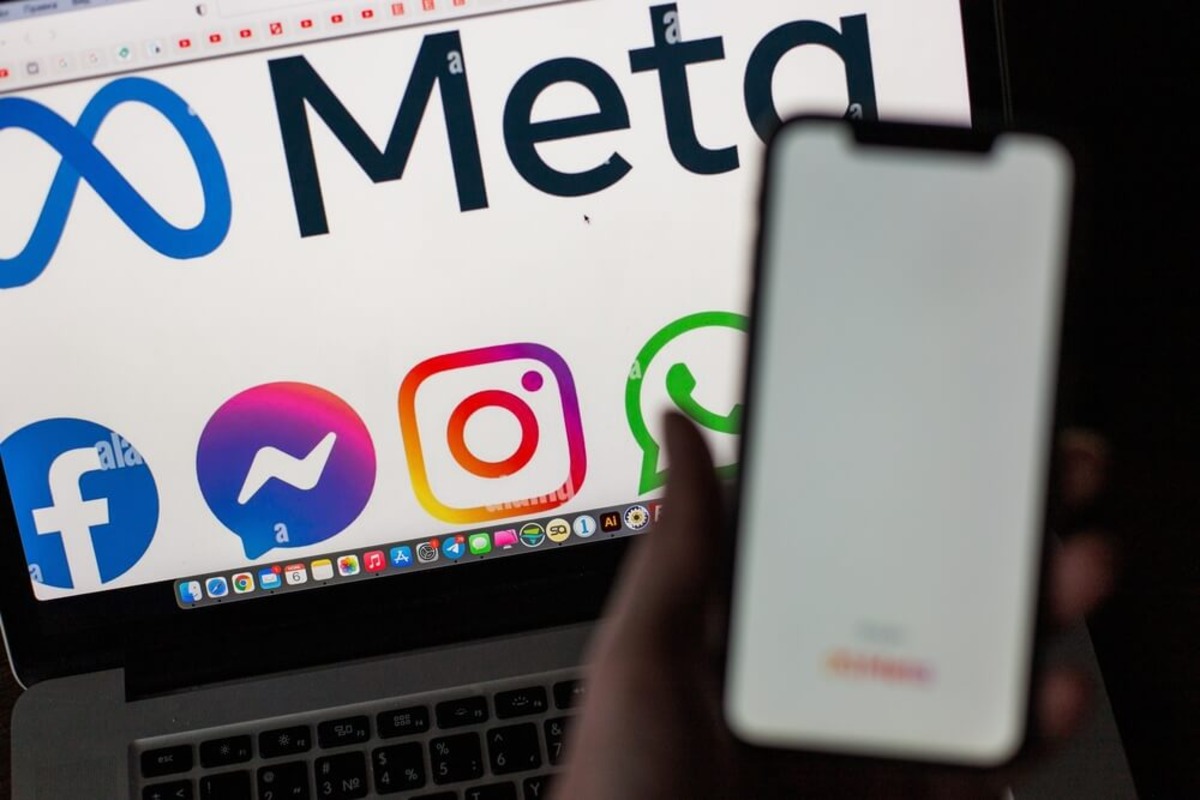 Smartphone with Meta logo and app icons.