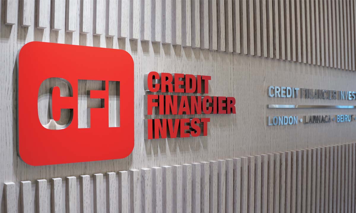 CFI logo with "CREDIT FINANCIER INVEST" on light wood wall.