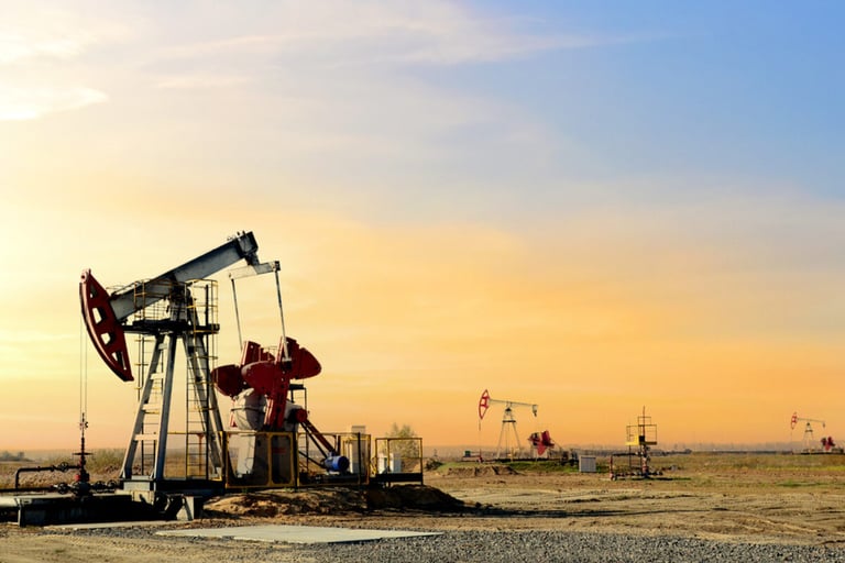 انخفاض أسعار النفط وسط تفاؤل المحللين بشأن الإمدادات
