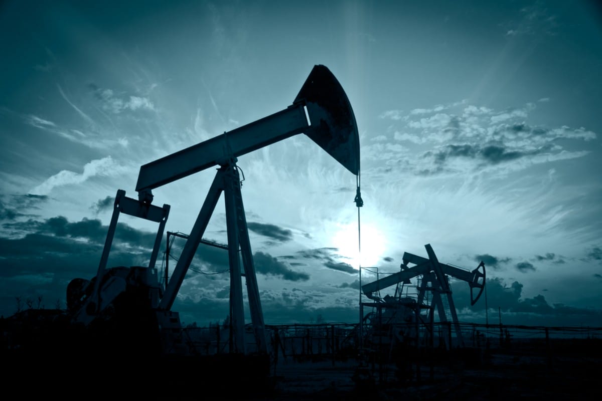 النفط يعوّض خسائره ويتجه لتحقيق أول مكاسب أسبوعية في خمسة أسابيع