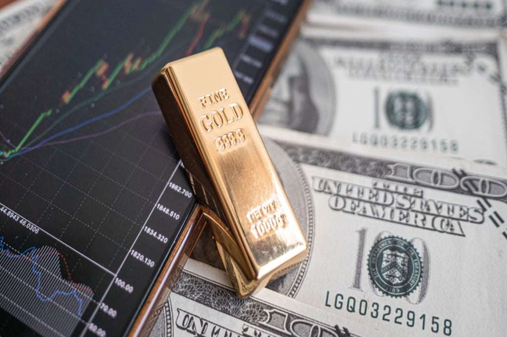 Gold rises, U.S. dollar declines in light of expected interest rate cuts