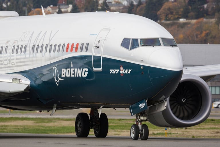 فحص بوينغ 737 ماكس 9 يتسع بعد انفصال باب إحداها بعد الاقلاع