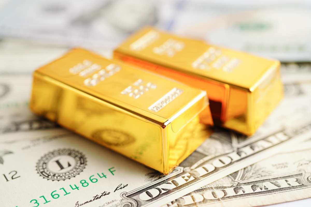 Gold prices fall, market awaits GDP and inflation data