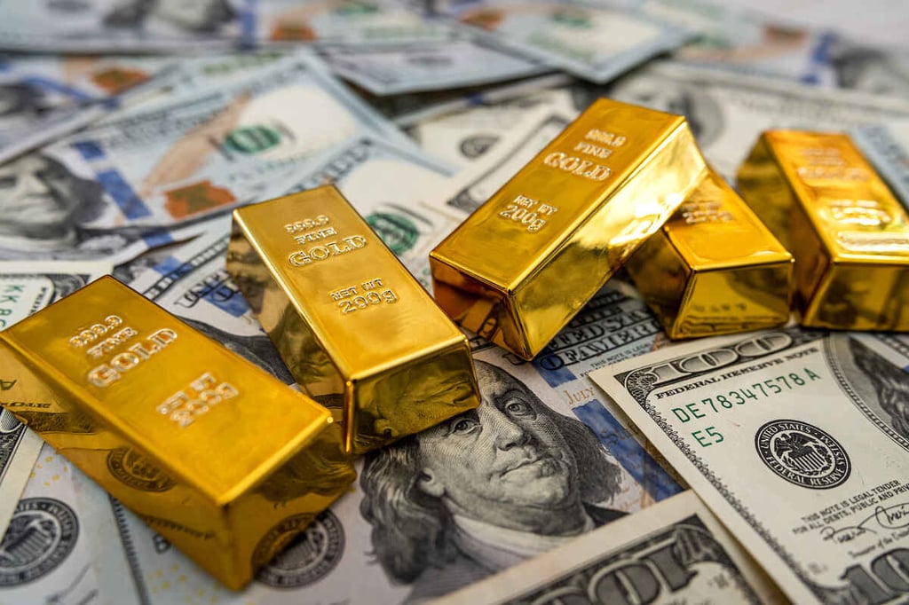 Gold prices dip amid dollar rally