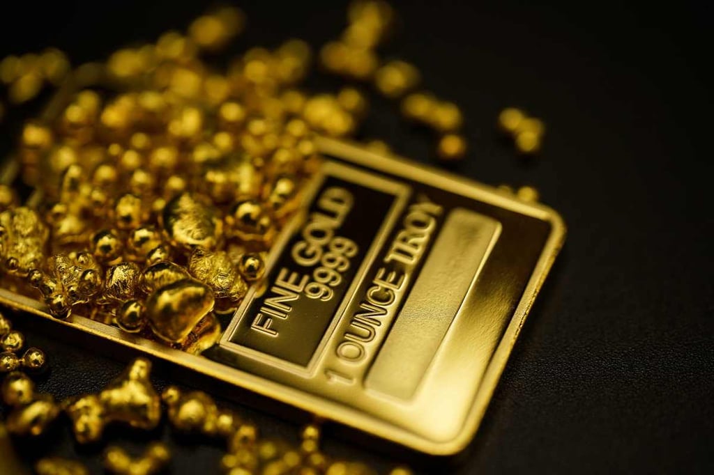 Gold prices hold steady, still above $2,000 threshold