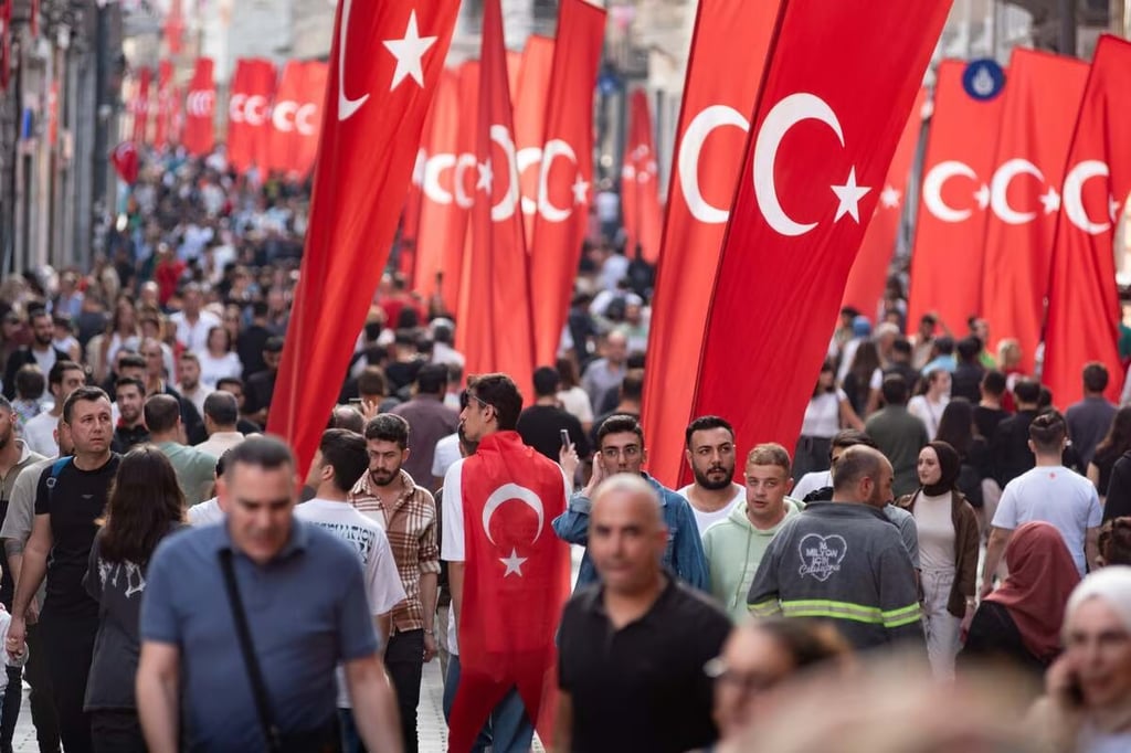 المحافظ الجديد للمركزي التركي يثبت أسعار الفائدة عند 45 في المئة