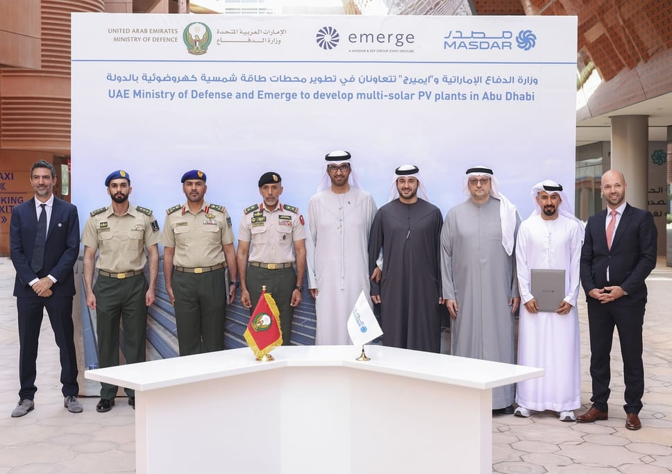وزارة الدفاع الإماراتية ومصدر يبرمان اتفاقية لتطوير محطات للطاقة الشمسية في أبوظبي