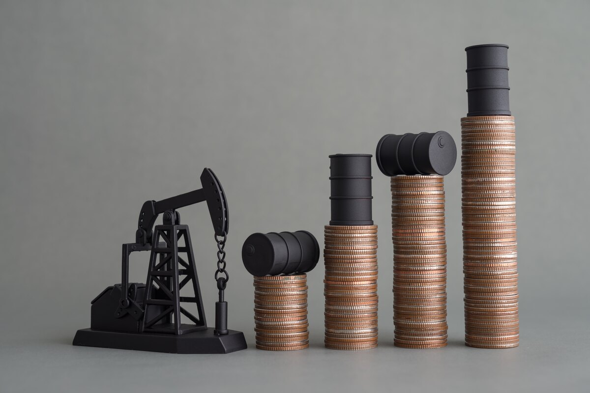 Oil prices edge up amid supply tightening despite growth concerns
