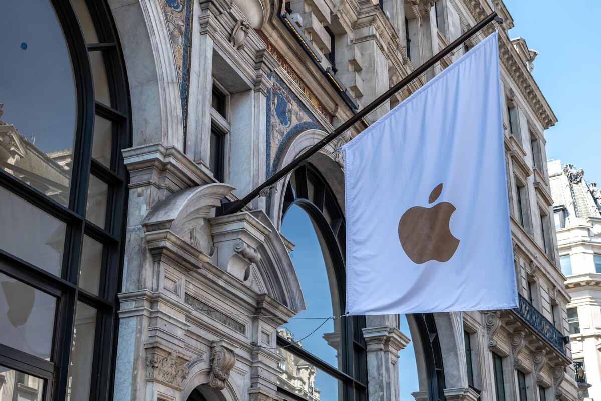 Apple shares rise 7.26 percent to record high following AI features release