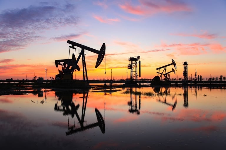 أسعار النفط تنخفض إلى أدنى مستوياتها في 4 أشهر وسط زيادة غير متوقعة في المخزونات الأميركية