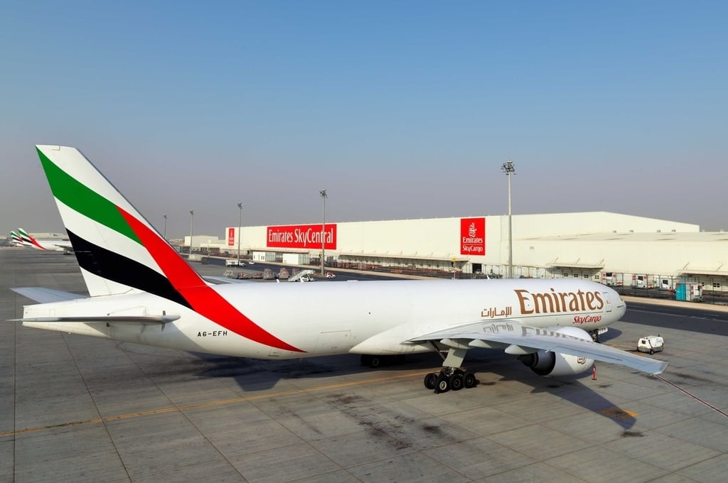 “إمارات” توقع أول اتفاقية مع “طيران الإمارات” لتزويد أسطول الناقلة بالوقود في مطار آل مكتوم الدولي