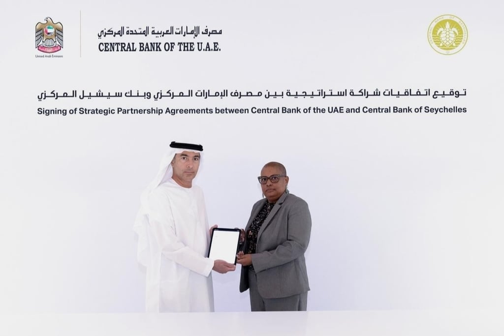 تعاون استراتيجي بين الإمارات وسيشل لتعزيز استخدام العملات المحلية وربط أنظمة الدفع والمراسلات المالية