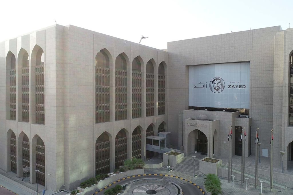 التحويلات المالية عبر بنوك الإمارات تتخطى 1.66 تريليون دولار في الأربعة أشهر الأولى من 2024