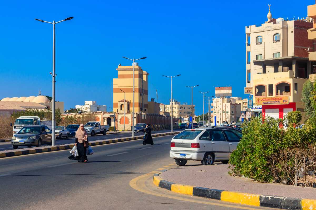 النشاط التجاري في القطاع غير النفطي في مصر يرتفع للمرة الأولى في ثلاث سنوات: مؤشر مدراء المشتريات