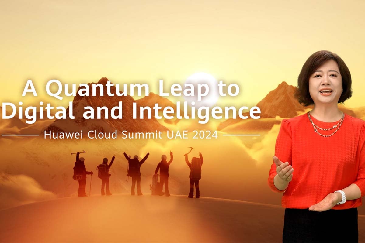 Woman presenting Huawei Cloud Summit with a mountain backdrop.