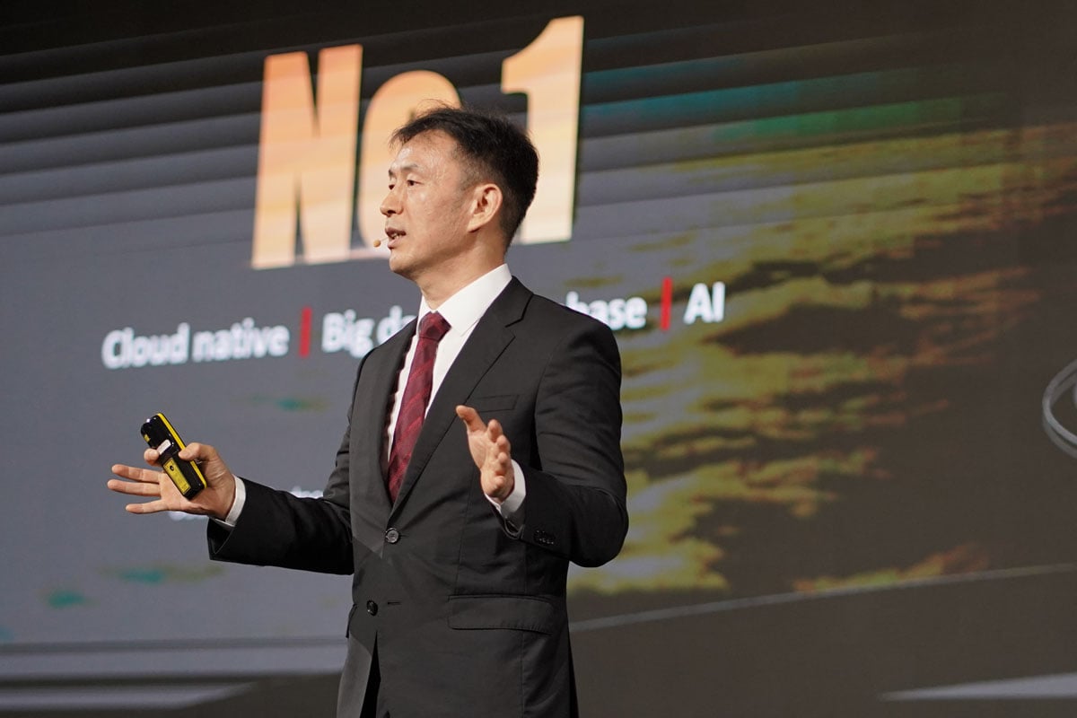 Man presenting on "Cloud native" and "AI" at a conference.