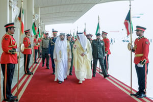 Sheikh Hamdan arrives in Kuwait on official visit