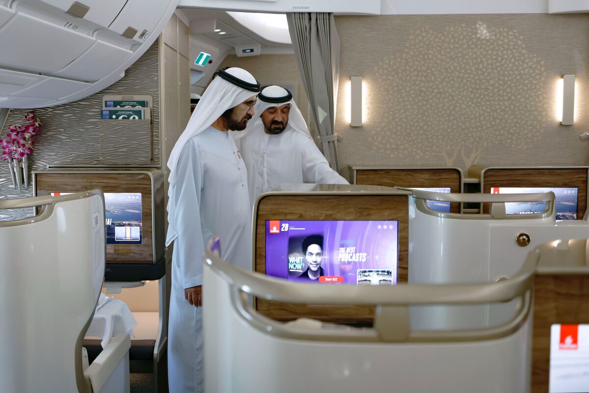 Sheikh Mohammed tours new Emirates A350 aircraft