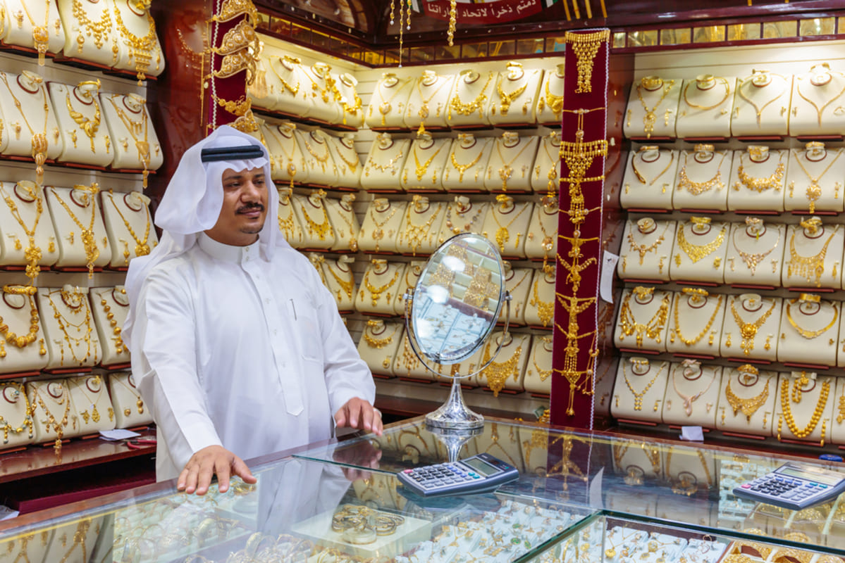 Dubai 24-carat gold price today falls AED2.75 amid dollar strength