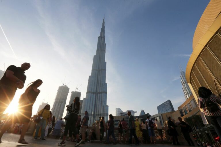 الإمارات تصدر قوانين جديدة ضمن إصلاحات سوق العمل