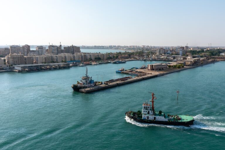 Oil tankers bring Suez Canal revenues to highest level in its history