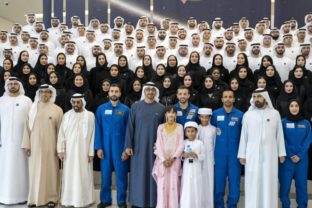 استقبال حار وضخم لرائد الفضاء الإماراتي سلطان النيادي لدى عودته لأرض الوطن