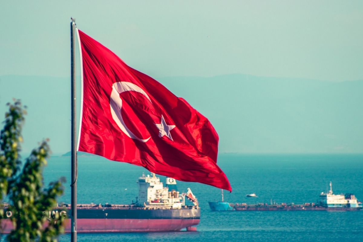 Türkiye, ısrarcı enflasyon baskılarına rağmen faiz oranlarını yüzde 50’de sabit tuttu.