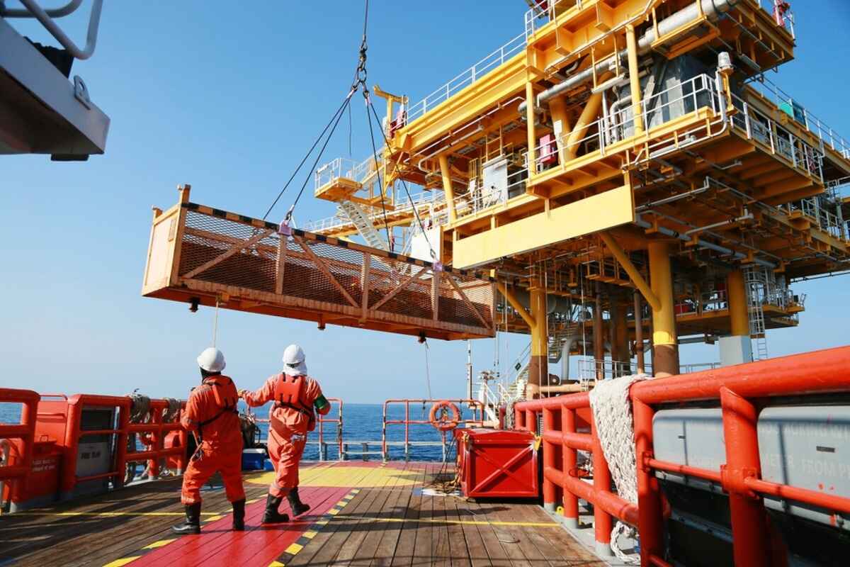 Oil prices rise above $90 as U.S.-Iran tensions fuel Hormuz disruption concerns